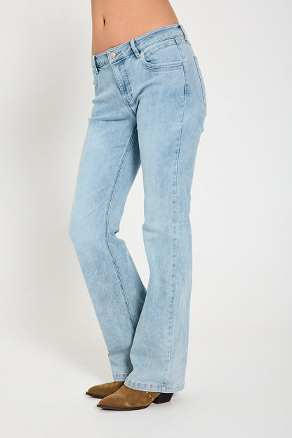 model fra siden med blå jeans i en lys denim vask med 5 lommer og broderi på baglommerne. Freequent FQHARLOW-JEANS Light Blue Denim