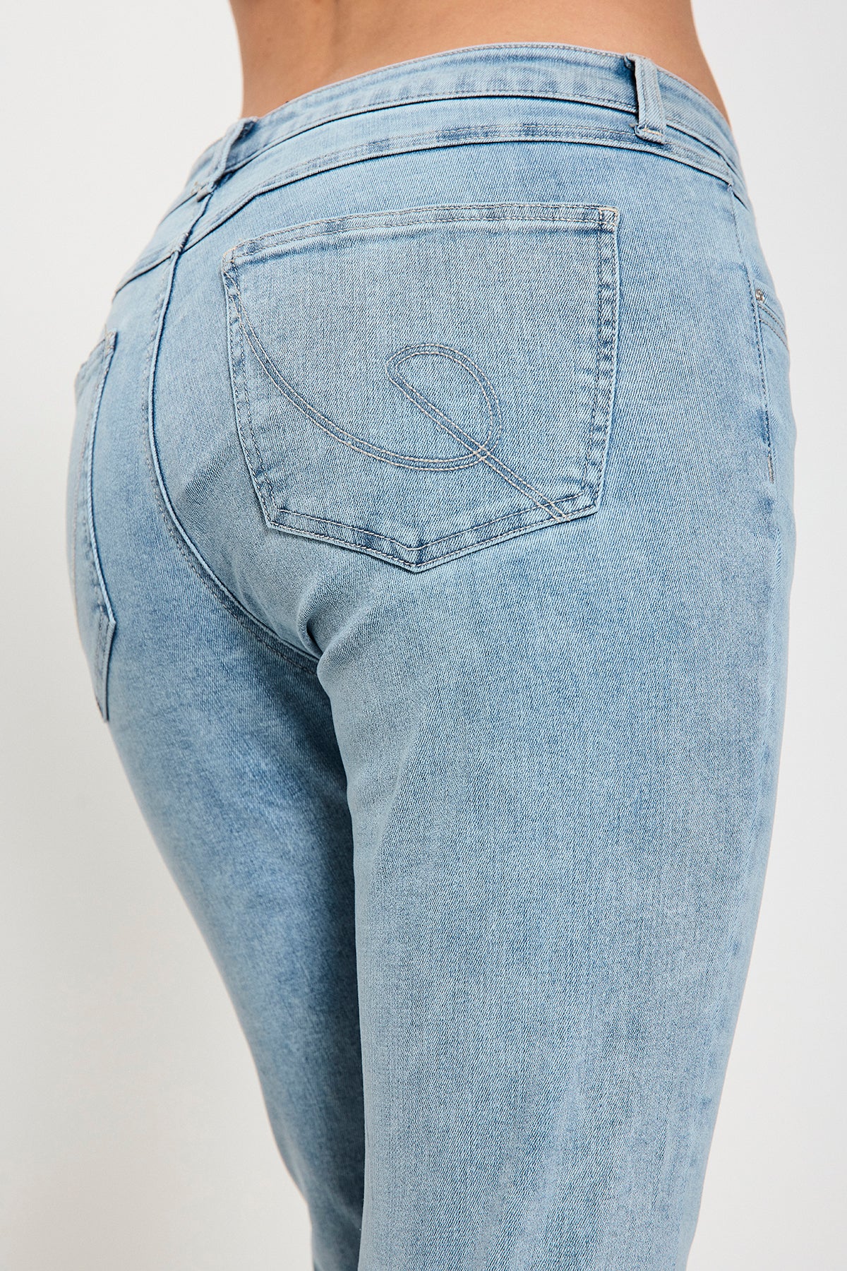 closeup af baglomme på blå jeans i en lys denim. Freequent FQHARLOW-JEANS Light Blue Denim