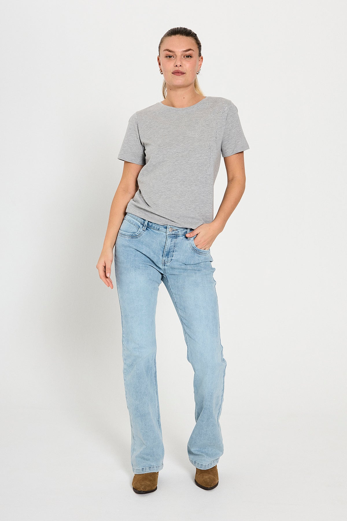 model med blå jeans i en lys denim vask med 5 lommer og broderi på baglommerne. Freequent FQHARLOW-JEANS Light Blue Denim