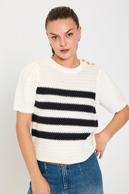 closeup af model med strik t-shirt med 4 sorte striber på kroppen og metallic knapper på den ene skulder. Freequent FQCOTLA-PULLOVER Star Off-white w. Black