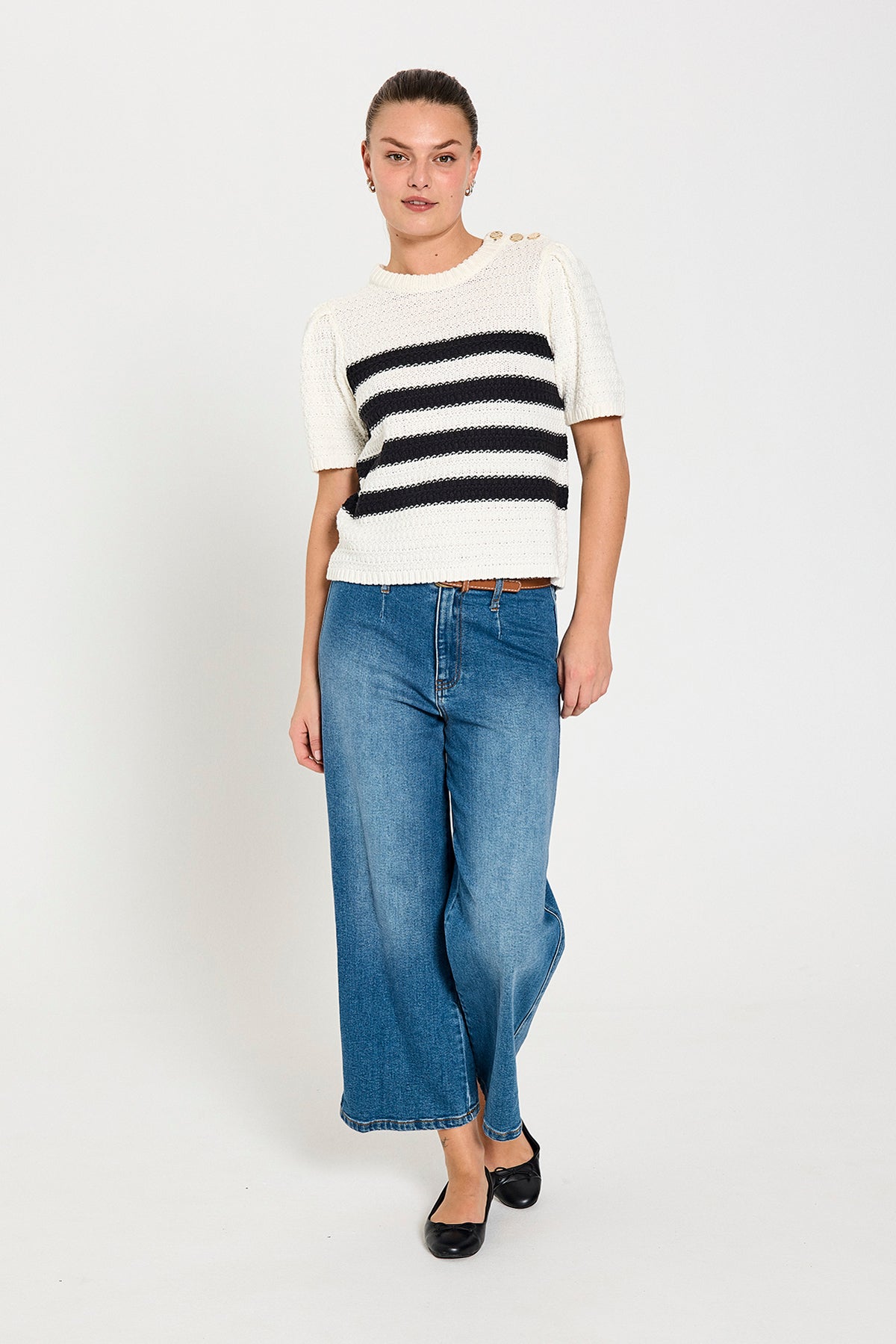 model med strik t-shirt med 4 sorte striber på kroppen og metallic knapper på den ene skulder. Freequent FQCOTLA-PULLOVER Star Off-white w. Black