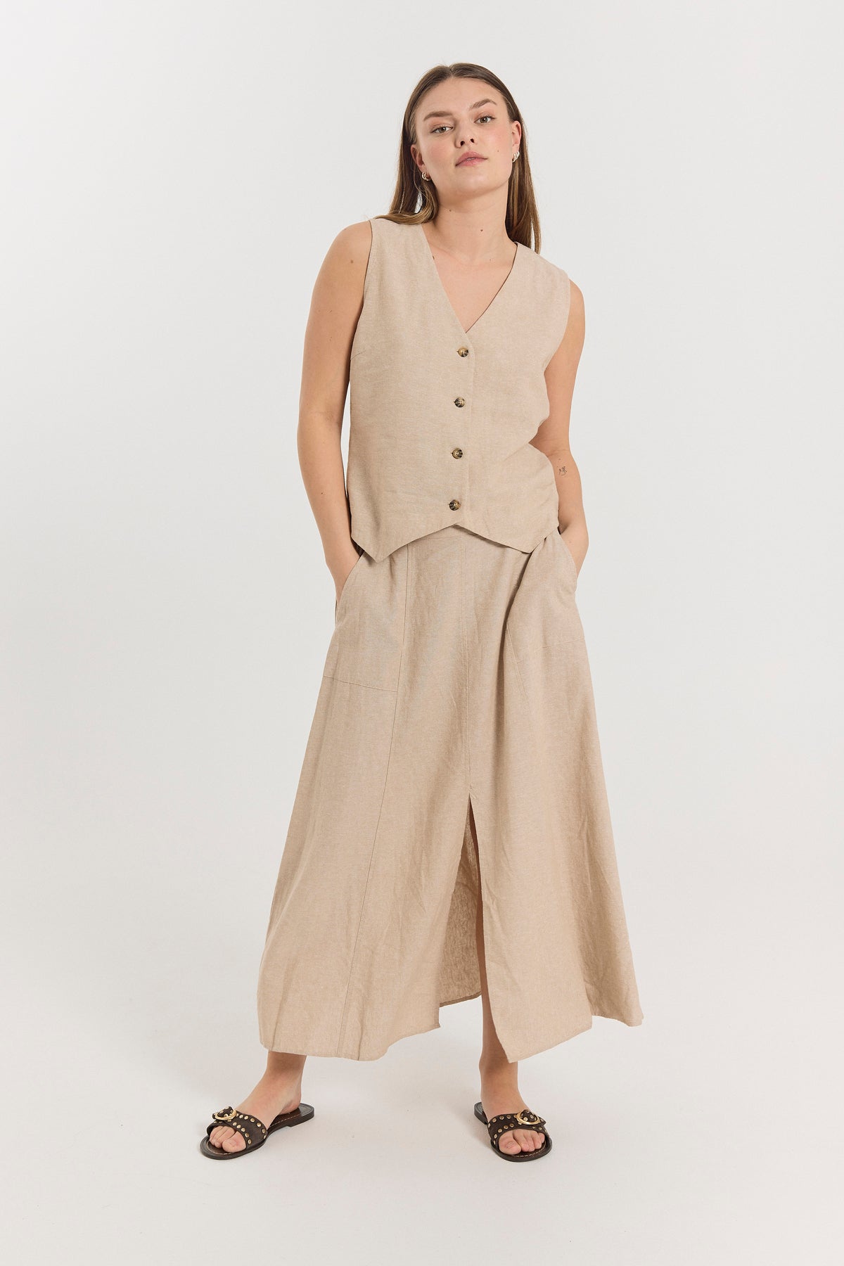 model med nederdel og beige vest i hør. Freequent Sand melange FQLAVA-WAISTCOAT