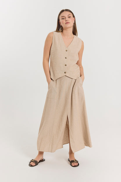 model med nederdel og beige vest i hør. Freequent Sand melange FQLAVA-WAISTCOAT