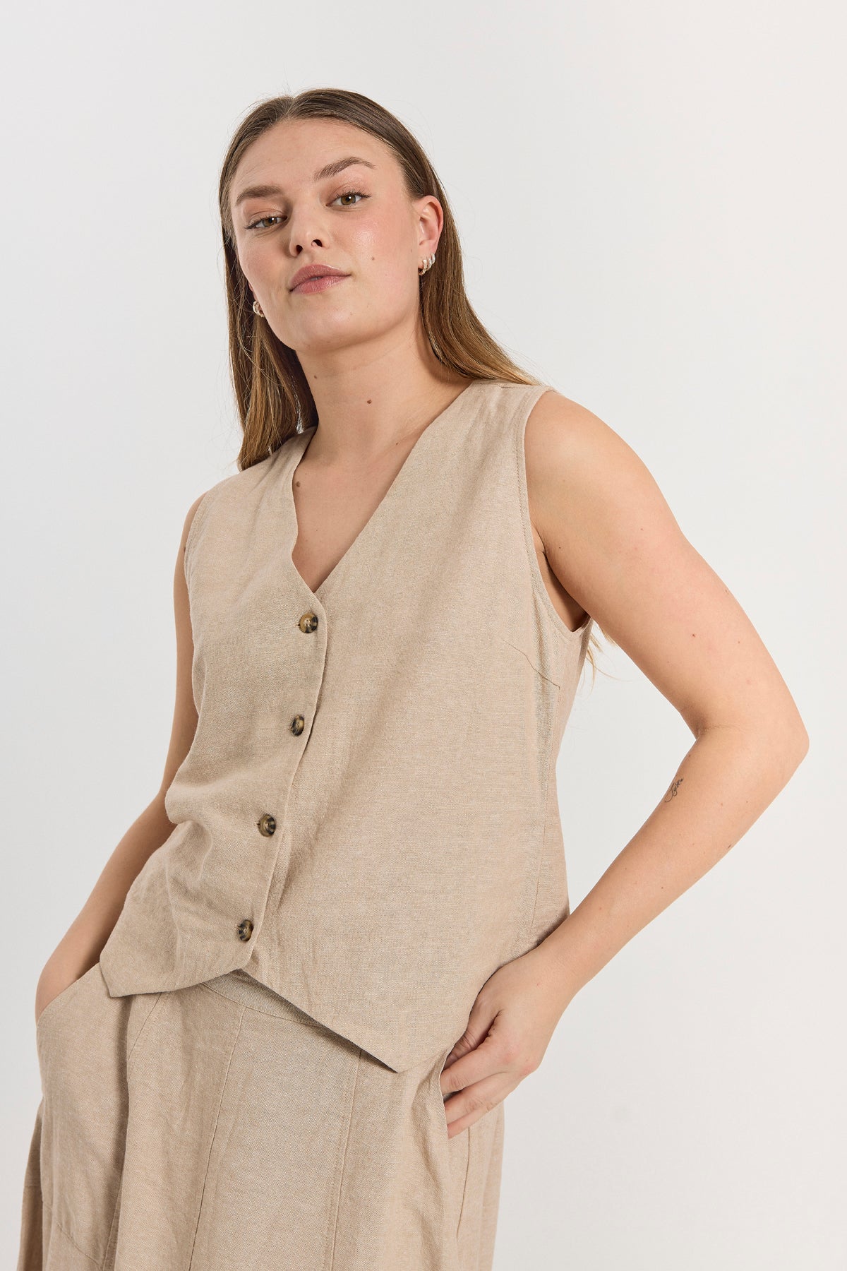 model med beige vest i hør. Freequent Sand melange FQLAVA-WAISTCOAT