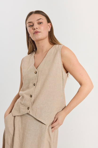 model med beige vest i hør. Freequent Sand melange FQLAVA-WAISTCOAT