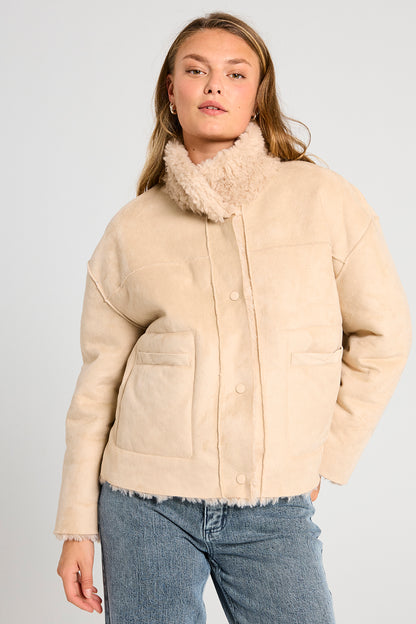 Modelbillede af ruskindssiden på vendbar beige jakke med ruskind og faux fur. Freequent FQBAMBI-JACKET Moonbeam