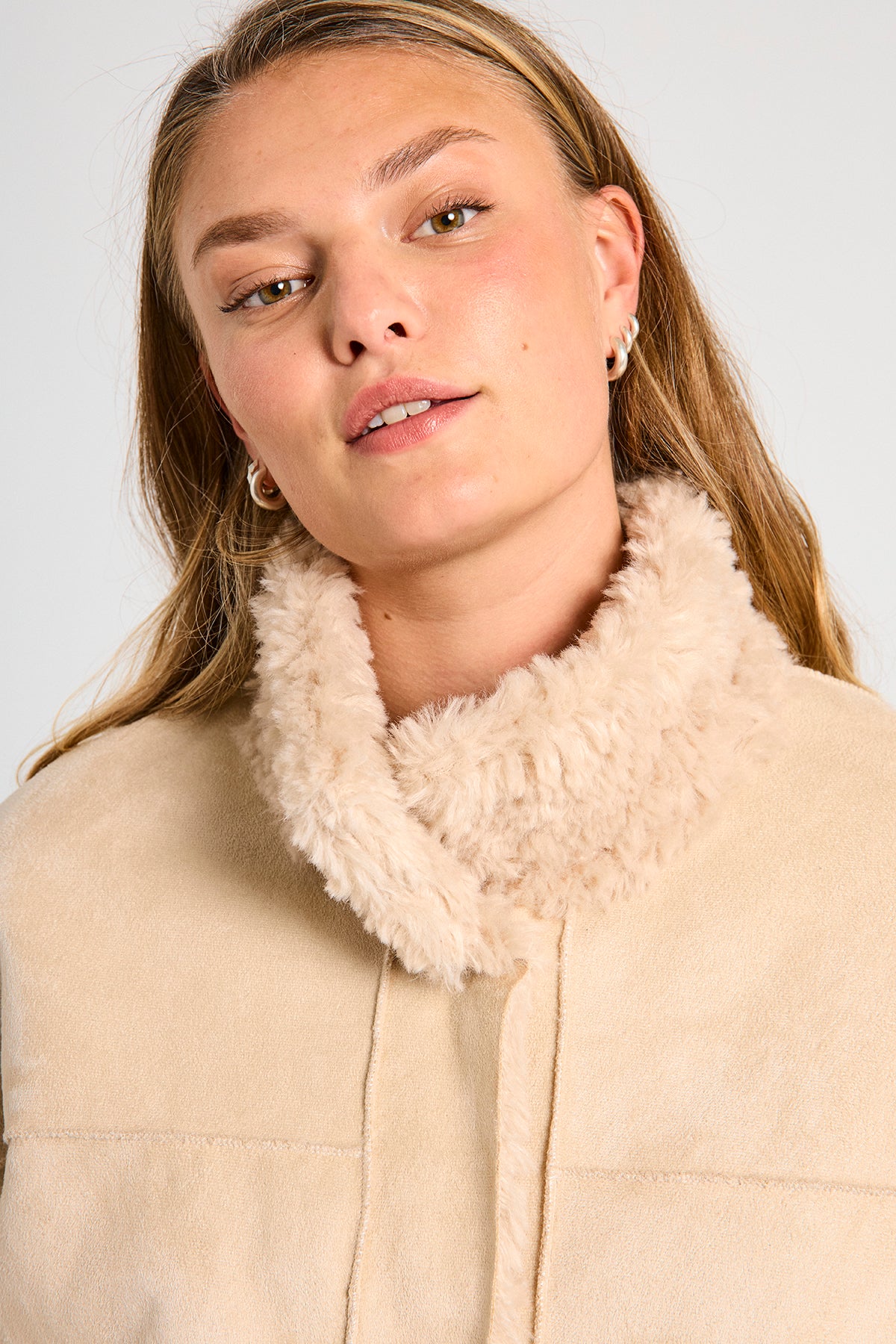 Modelbillede af ruskindssiden på vendbar beige jakke med ruskind og faux fur. Freequent FQBAMBI-JACKET Moonbeam