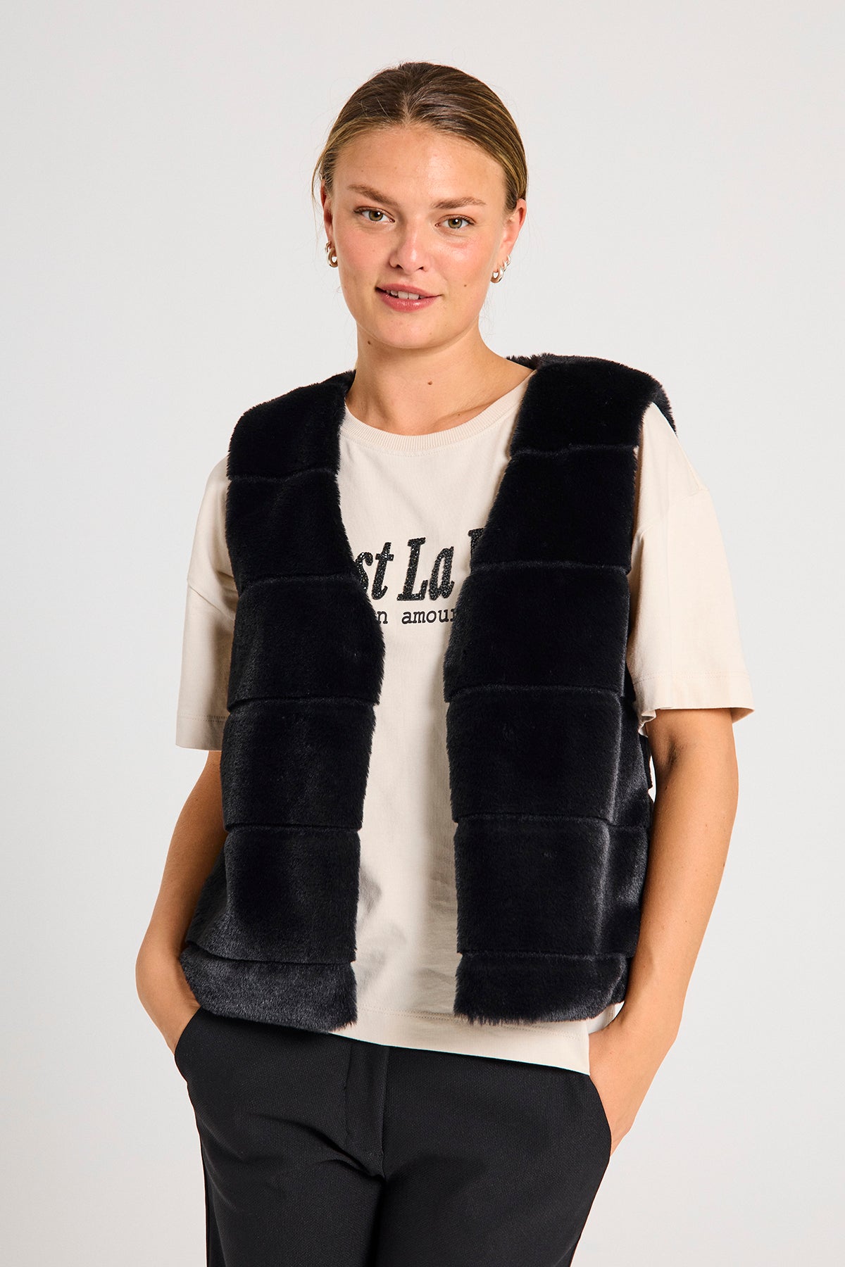 model med blød sort vest i faux fur med v-hals. Freequent FQFOXY-WAISTCOAT Black