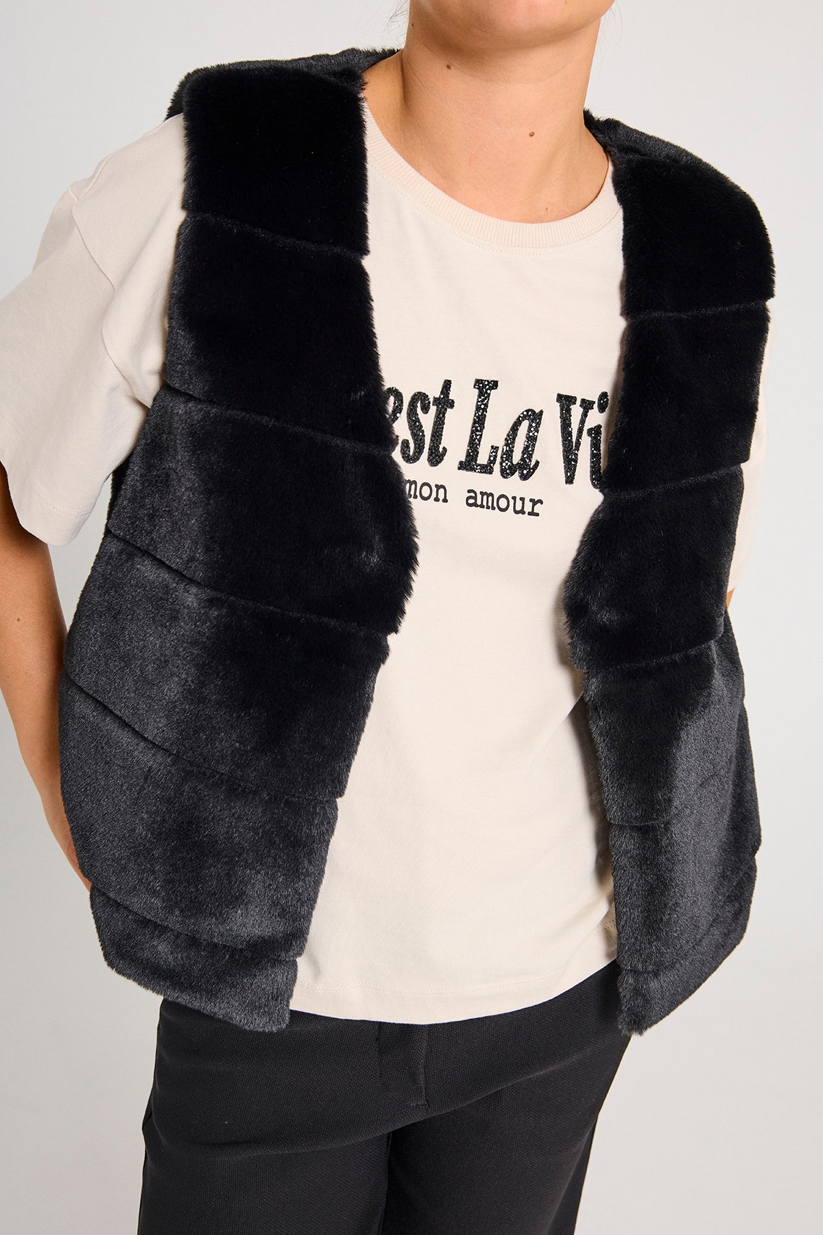 model med blød sort vest i faux fur med v-hals. Freequent FQFOXY-WAISTCOAT Black