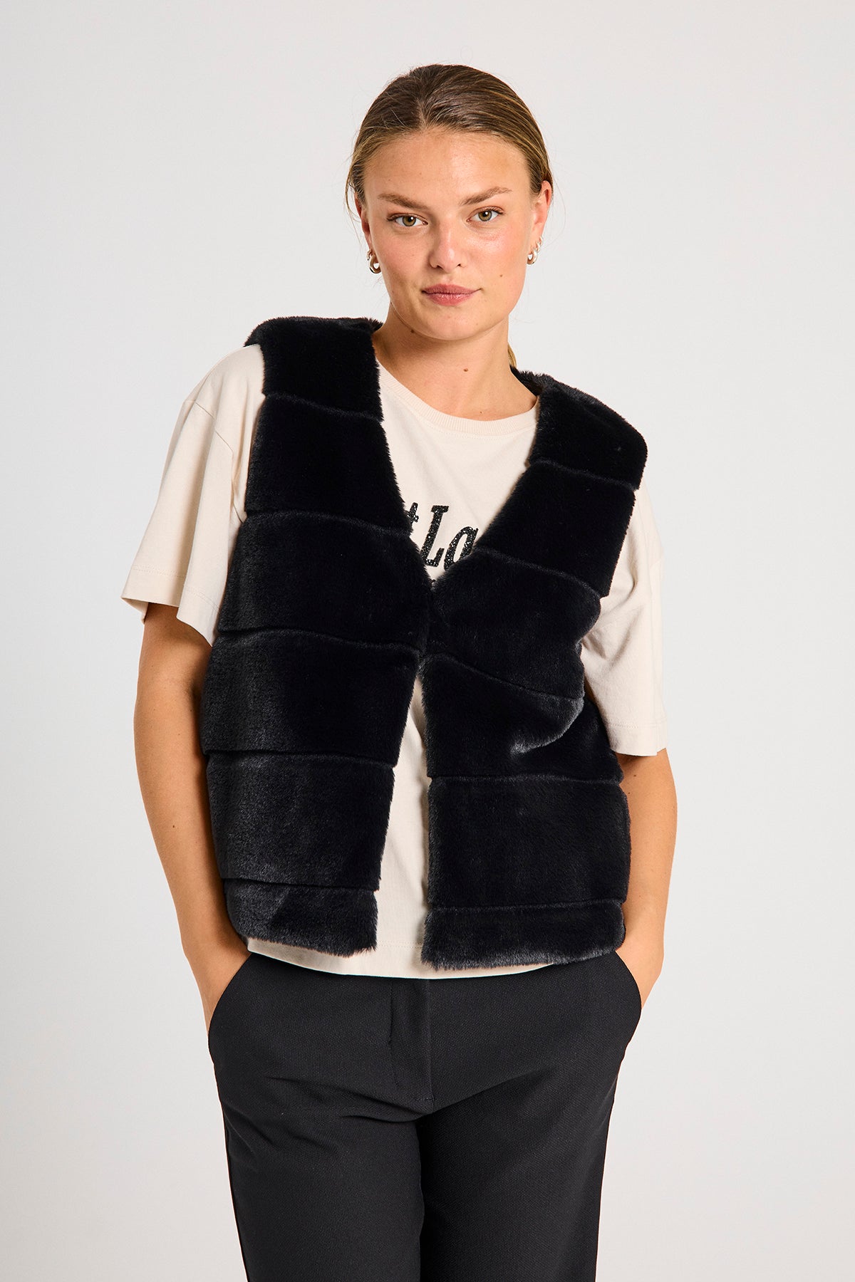 model med blød sort vest i faux fur med v-hals. Freequent FQFOXY-WAISTCOAT Black