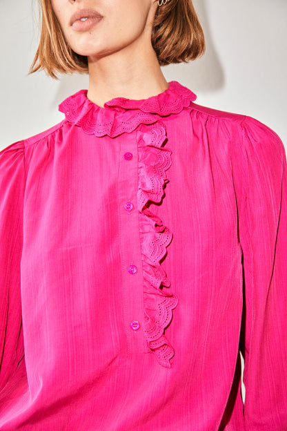 Freequent Raspberry FQSEA-BLOUSE pink skjortebluse på model