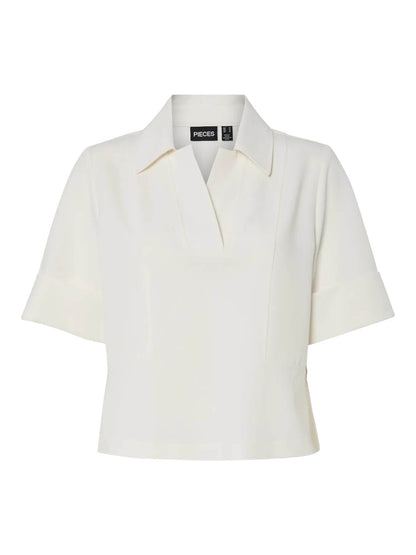 hvid top med krave og korte ærmer. PIECES PCFRIDA Top Cloud Dancer