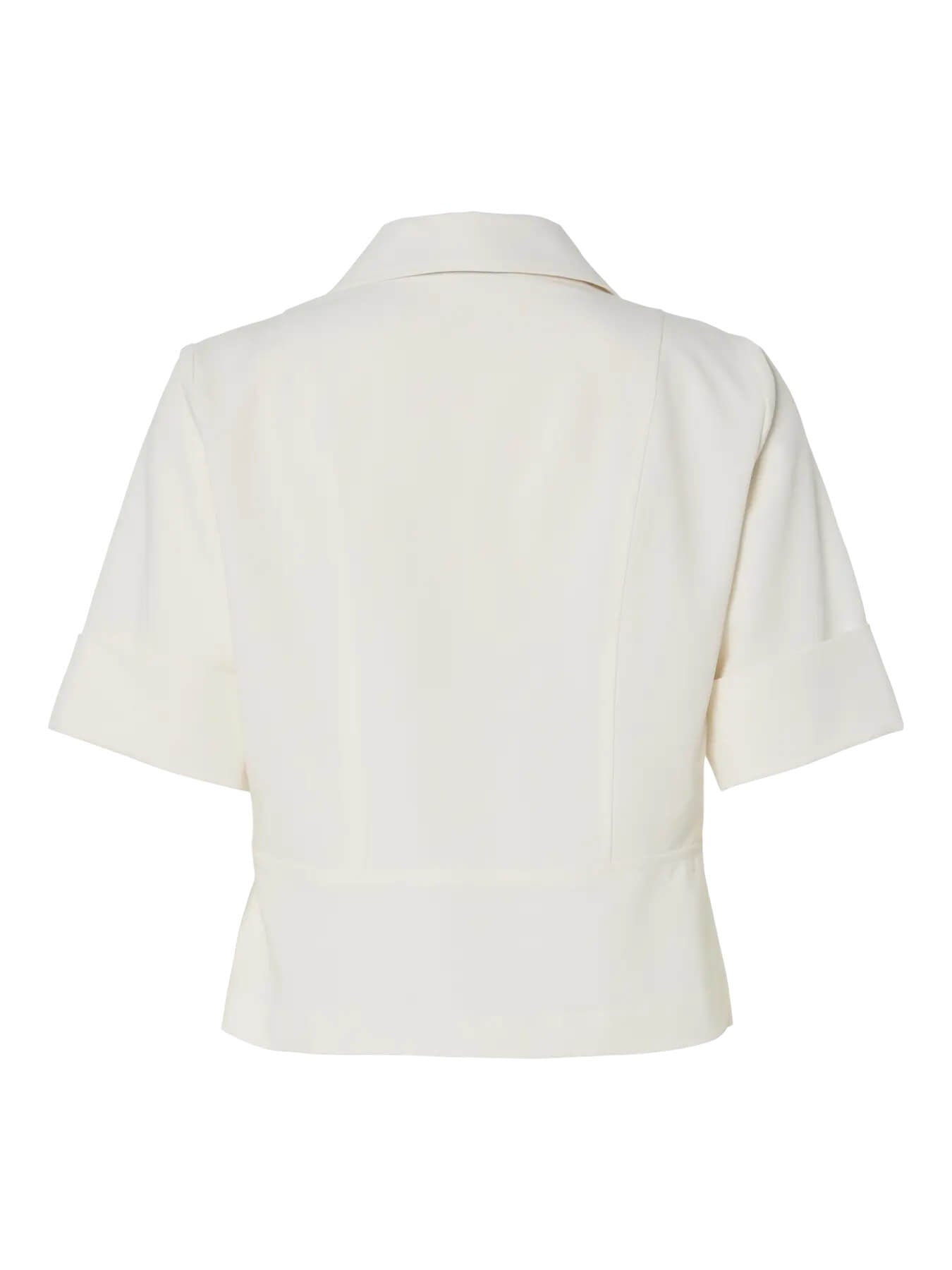 ryggen af hvid top med krave og korte ærmer. PIECES PCFRIDA Top Cloud Dancer