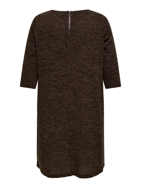 lynlås i nakken på strikkjole med 3/4 ærmer. ONLY Carmakoma CARMARTHA Knee Dress Dark Earth