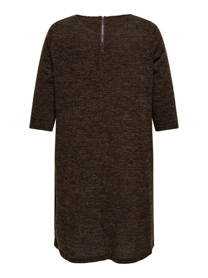 lynlås i nakken på strikkjole med 3/4 ærmer. ONLY Carmakoma CARMARTHA Knee Dress Dark Earth