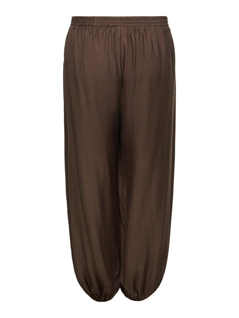 bagpå brune bukser ONLY Carmakoma CARCAMILLE Pant Chocolate Martini