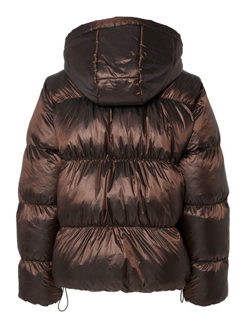 hætte på brun kort vinterjakke PIECES PCMILLA Shiny Puffer Jacket Hot Fudge