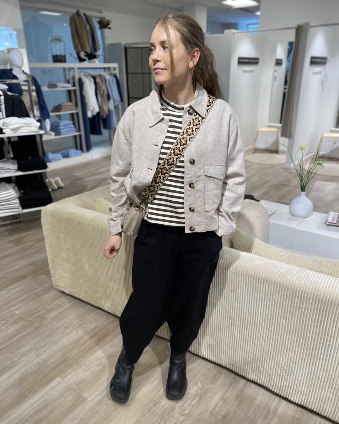 model med sorte bukser med bukseben der har et asymmetrisk snit