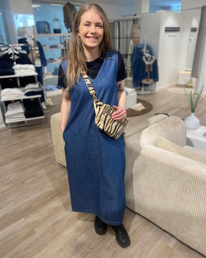 marie i denimkjole med sort t-shirt under. Freequent FQLISEA-DRESS Medium Blue Denim