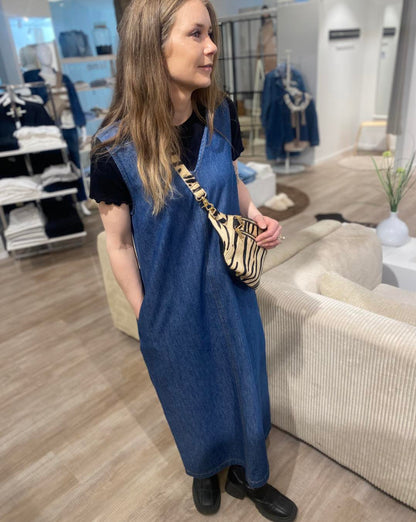 marie i denimkjole uden ærmer med sort t-shirt under. marie i denimkjole med sort t-shirt under. Freequent FQLISEA-DRESS Medium Blue Denim