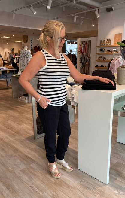 Lene med stribet top Freequent FQEFFY-TOP Black w. Star Off-white og sorte bukser