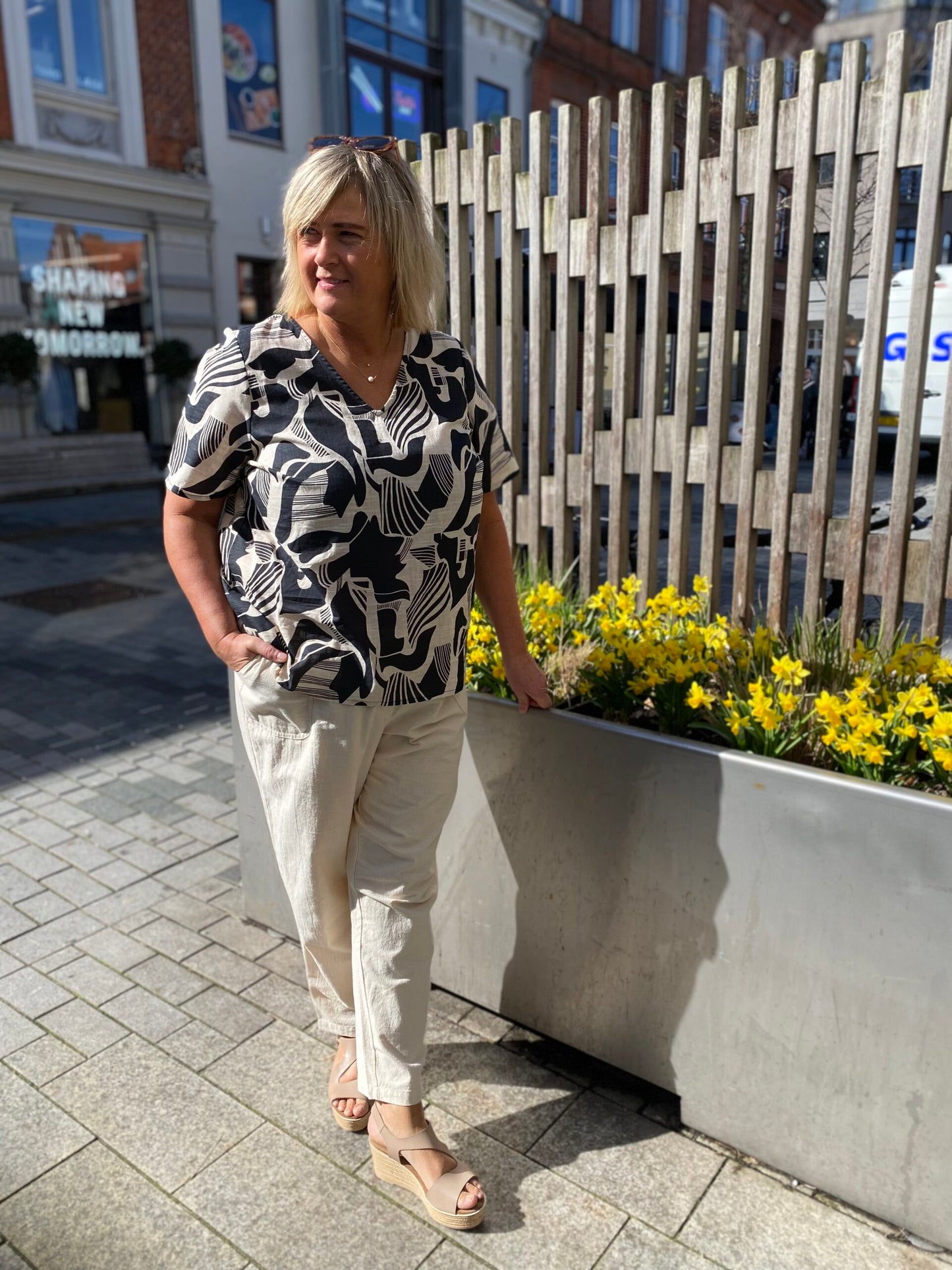 kortærmet mønstret t-shirt i sort hvid. ONLY Carmakoma CARMALUSI TOP