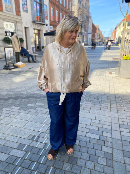janni med bukser i denim med brede bukseben. ONLY Carmakoma CARBEA Pants Medium Blue Denim