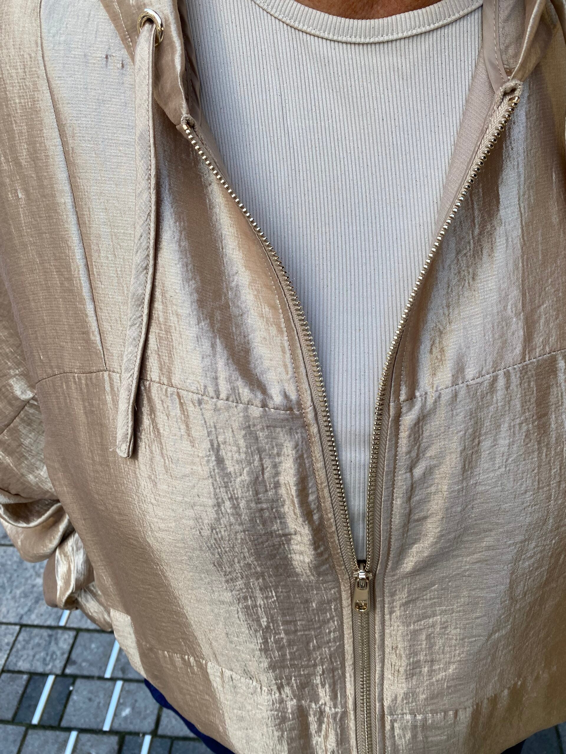 nærbillede af lynlåslukning på en kort jakke i guld. ONLY Carmakoma CARGRACE Bomber jacket