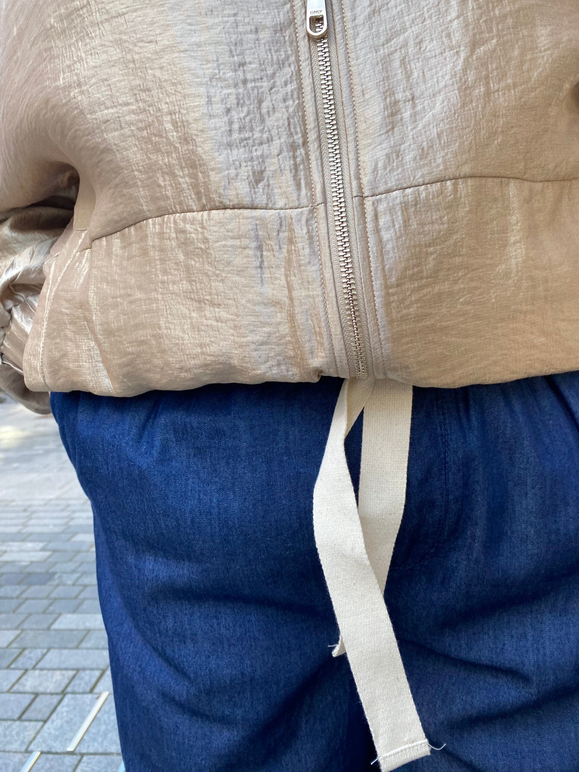 nærbillede af en kort jakke i guld. ONLY Carmakoma CARGRACE Bomber jacket