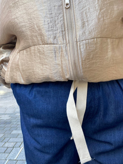 nærbillede af en kort jakke i guld. ONLY Carmakoma CARGRACE Bomber jacket