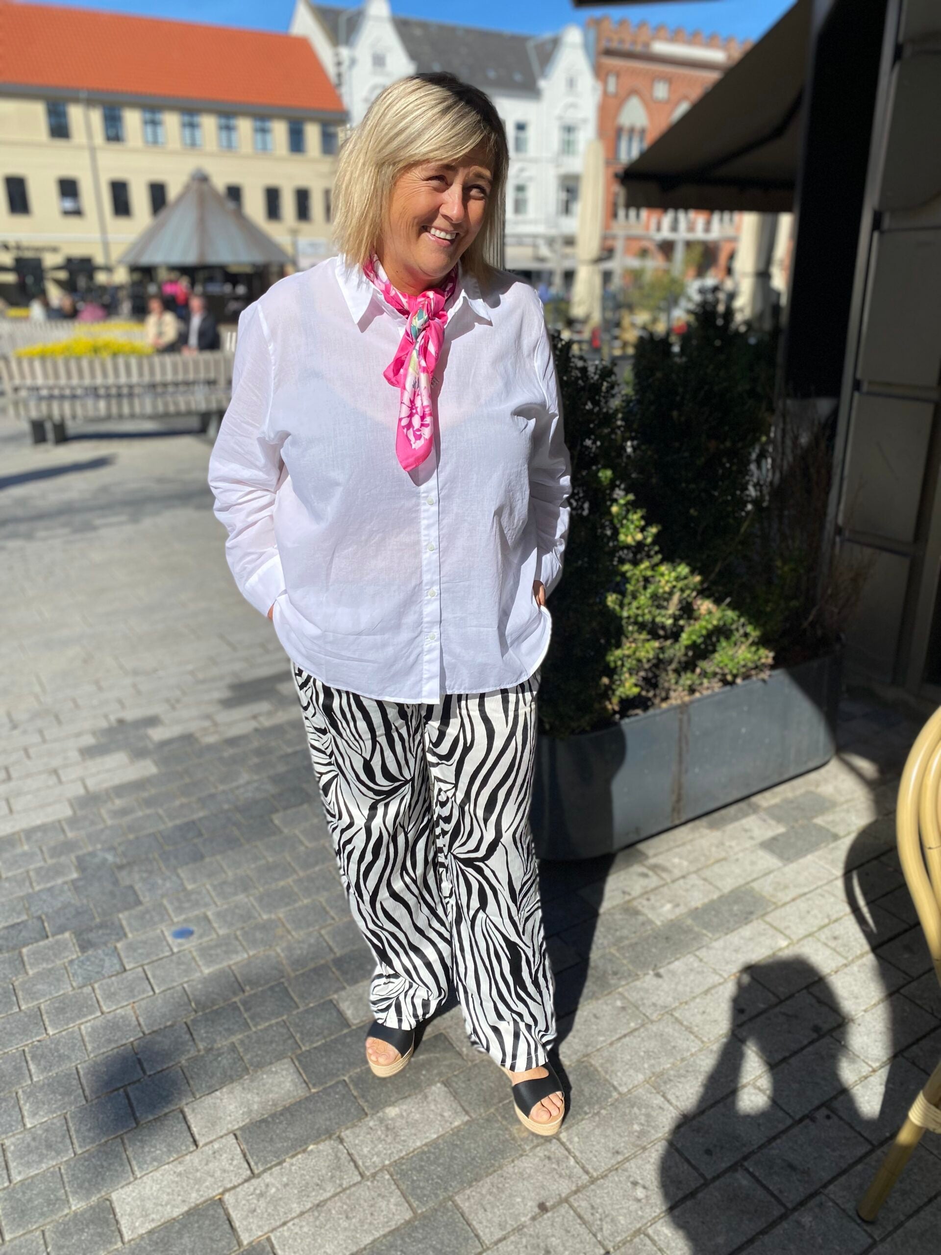janni med en hvis skjorte og bukser med zebraprint. ONLY Carmakoma CARYAVA Straight Pants Zebra