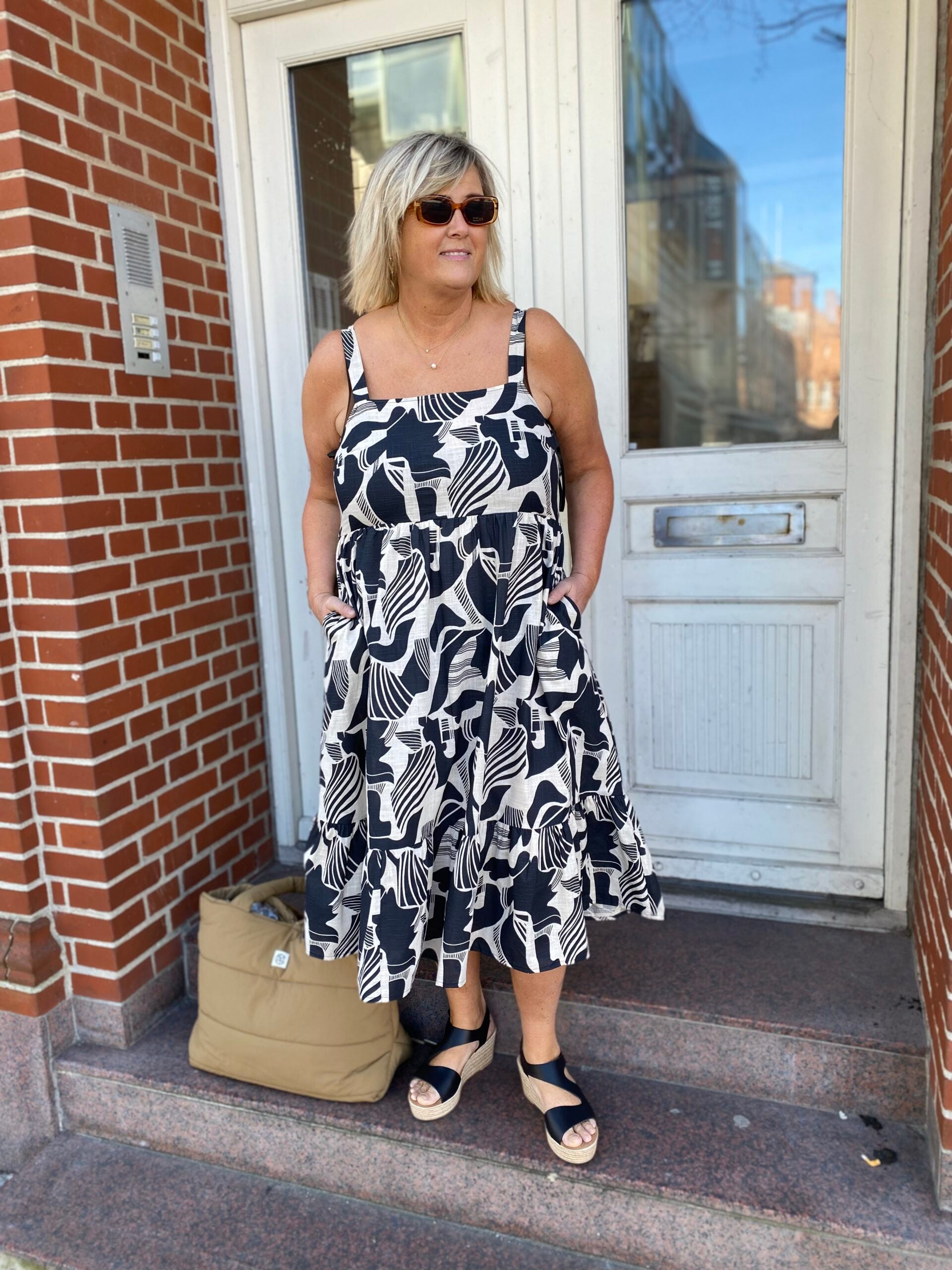 janni mønstret kjole med brede stropper. ONLY Carmakoma CARMALUSI Dress