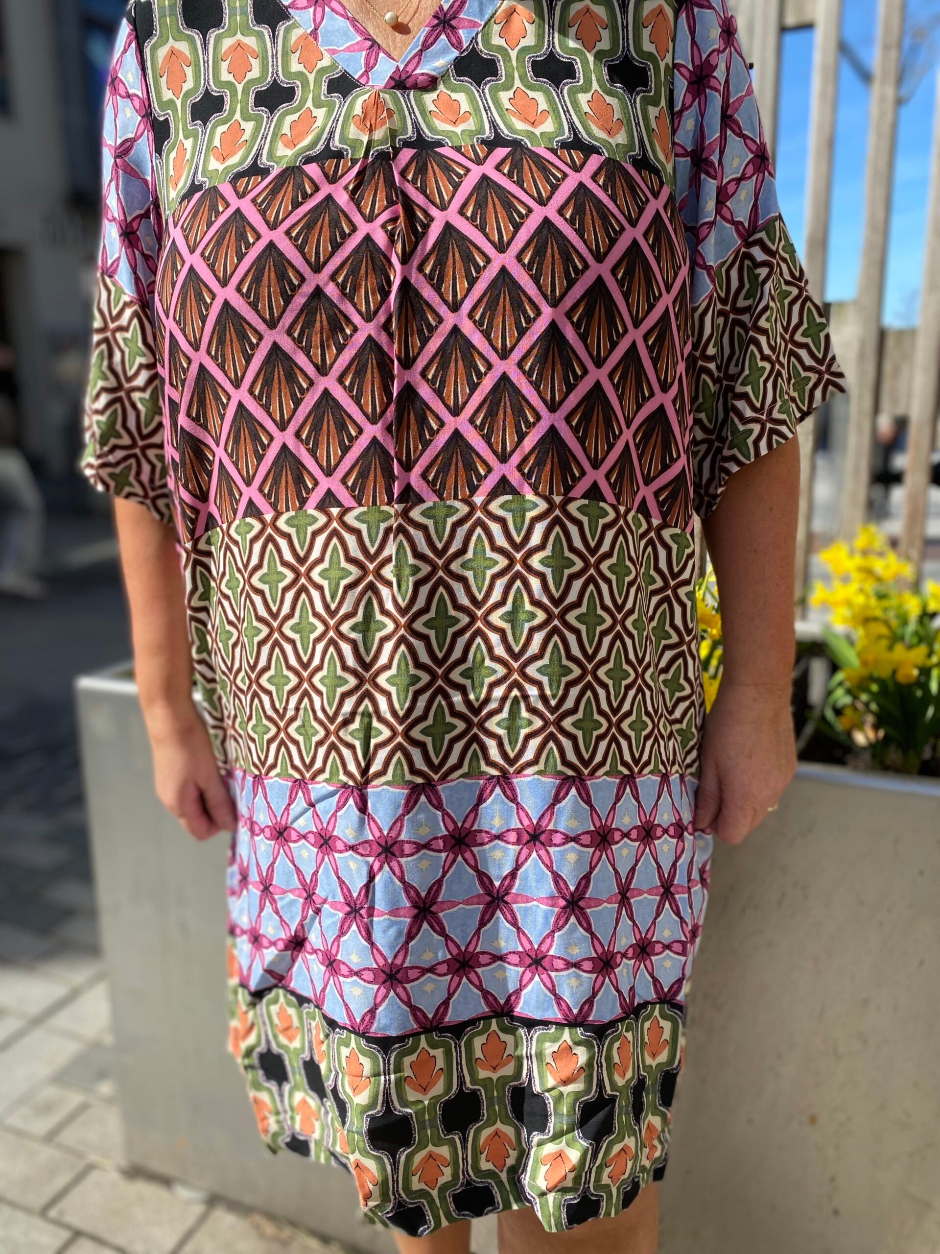 nærbillede at mønstret kjole i flere farver. Wasabi WA-MELIKA 3 Kjole Wild Rose Combi