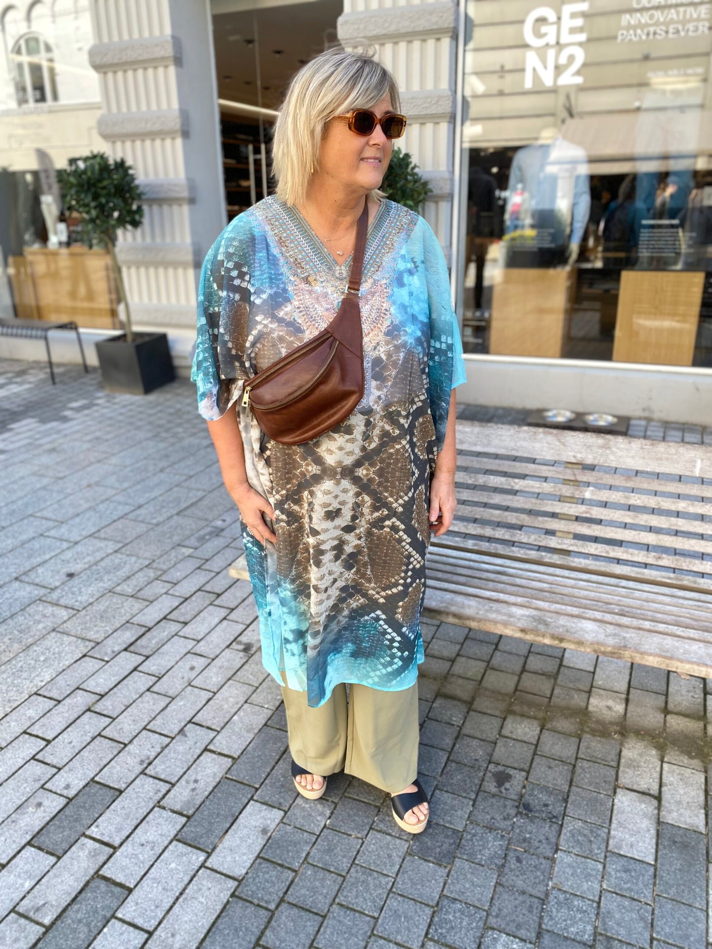 janni i mønstret strandkjole med bukser under. ZHENZI Zh-Myri 861-Beach Cover S/S