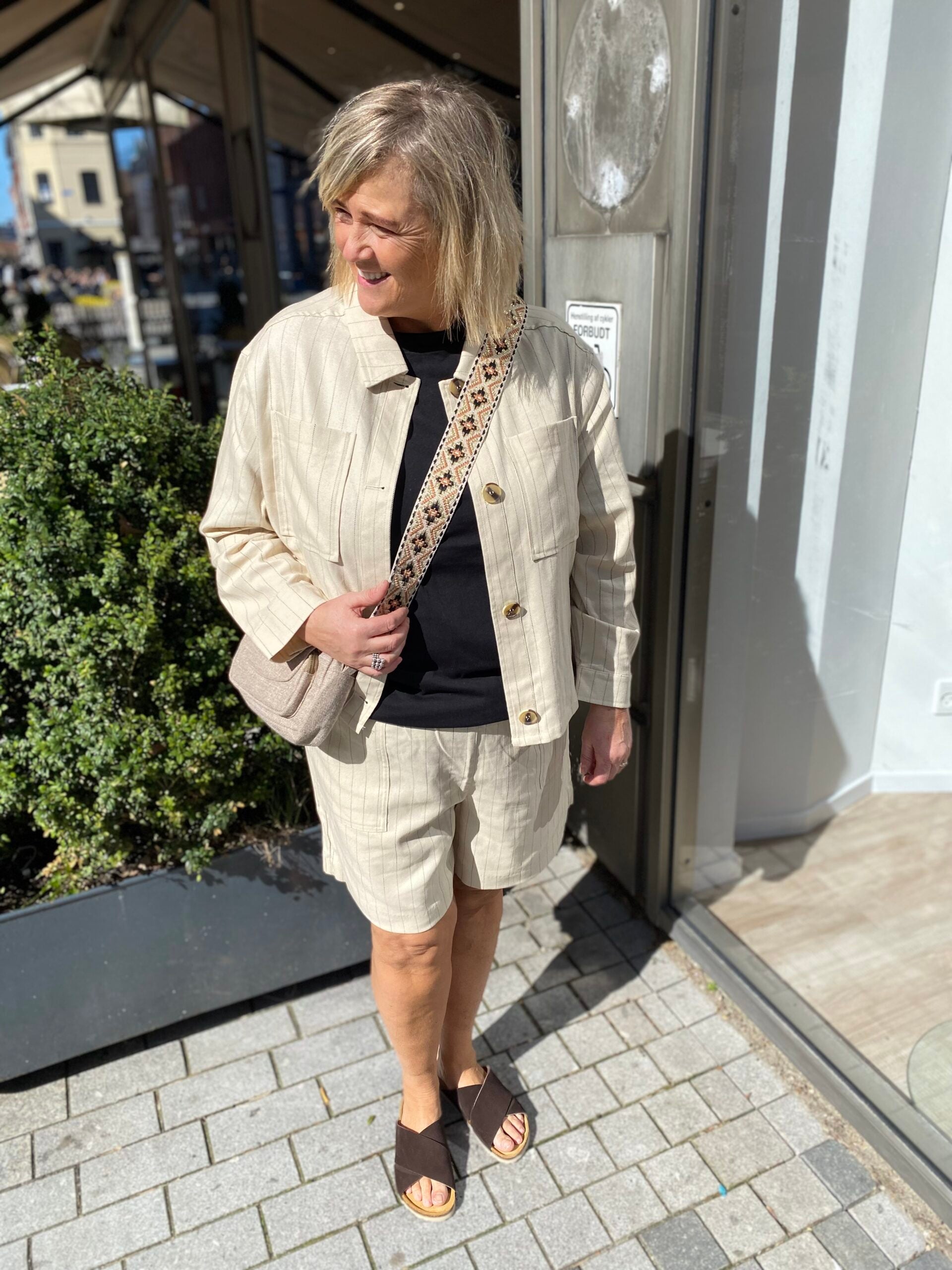 Janni med beige kort jakke med tynde striber. ONLY Carmakoma CARMONICA Short Jacket