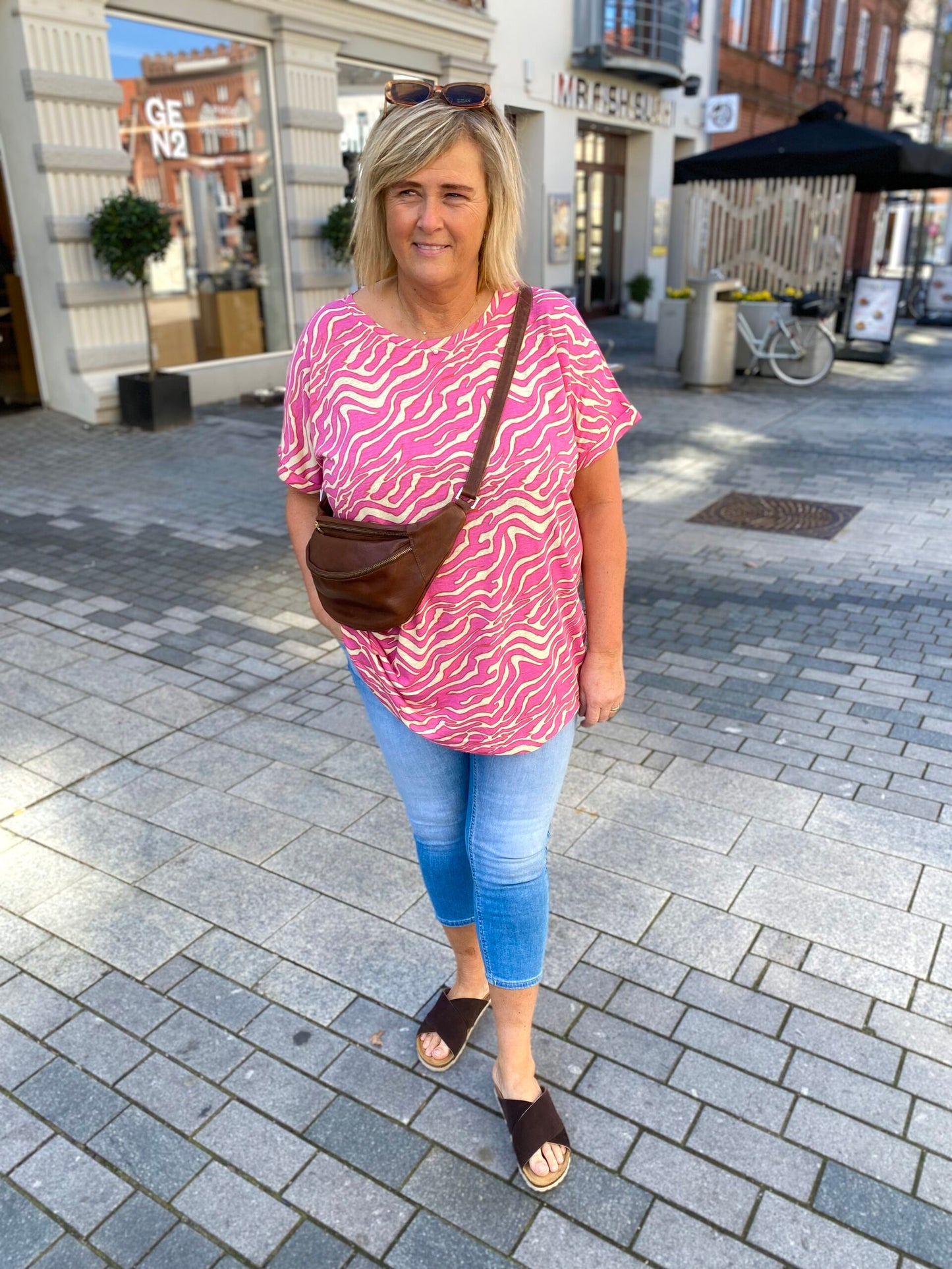 Janni med jeans og pink mønstret t-shirt . Wasabi WA-MAGGI 1 T-shirt Wild Rose Combi