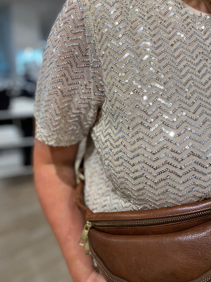 nærbillede af janni med glitrende t-shirt med sølvpalietter. ONLY Carmakoma CARVIVIANA TOP Silver Sequins