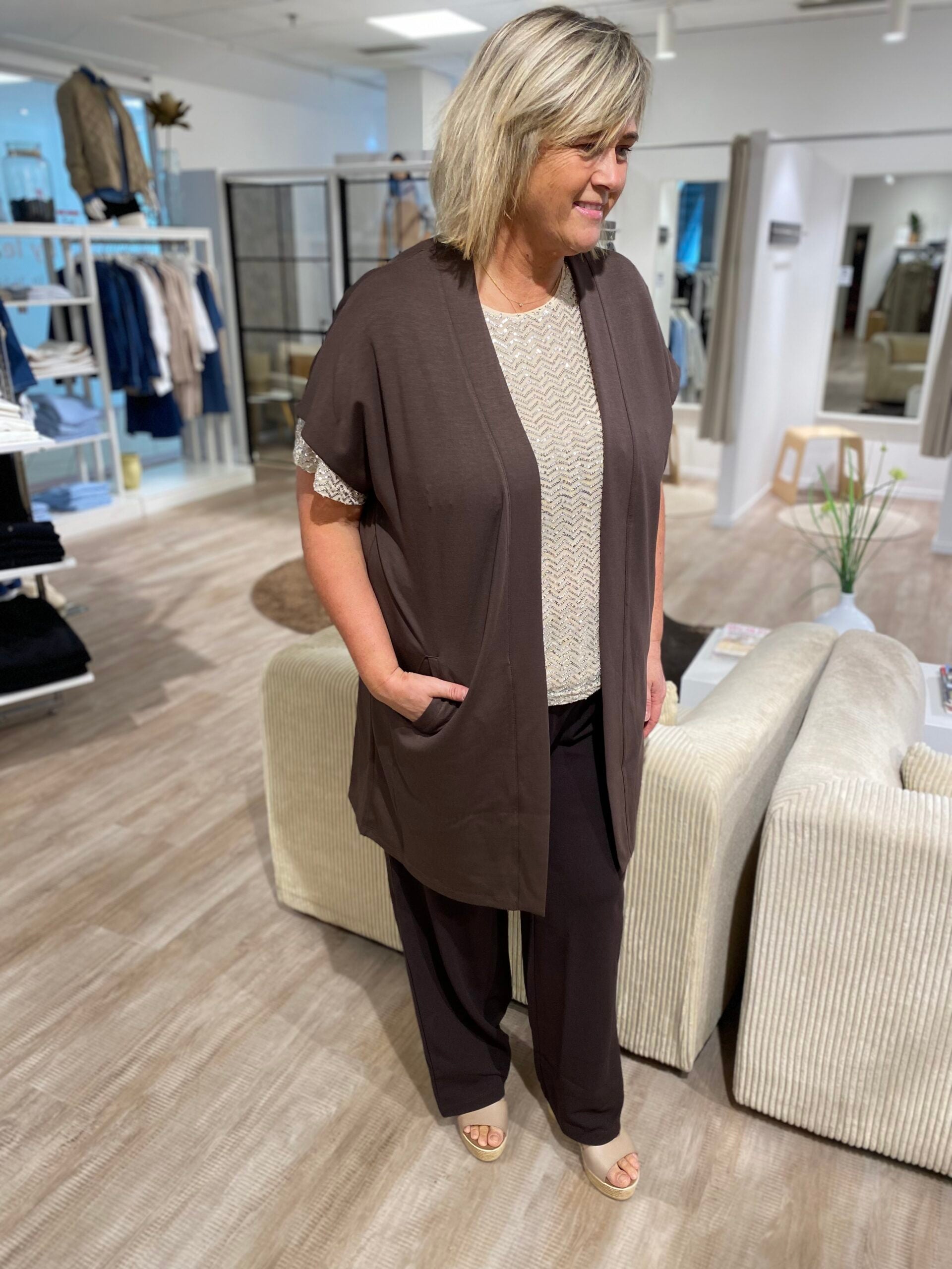 janni med kortærmet brun cardigan. Wasabi WA-SABINA 44 Cardigan Hot Fudge