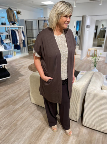 janni med kortærmet brun cardigan. Wasabi WA-SABINA 44 Cardigan Hot Fudge