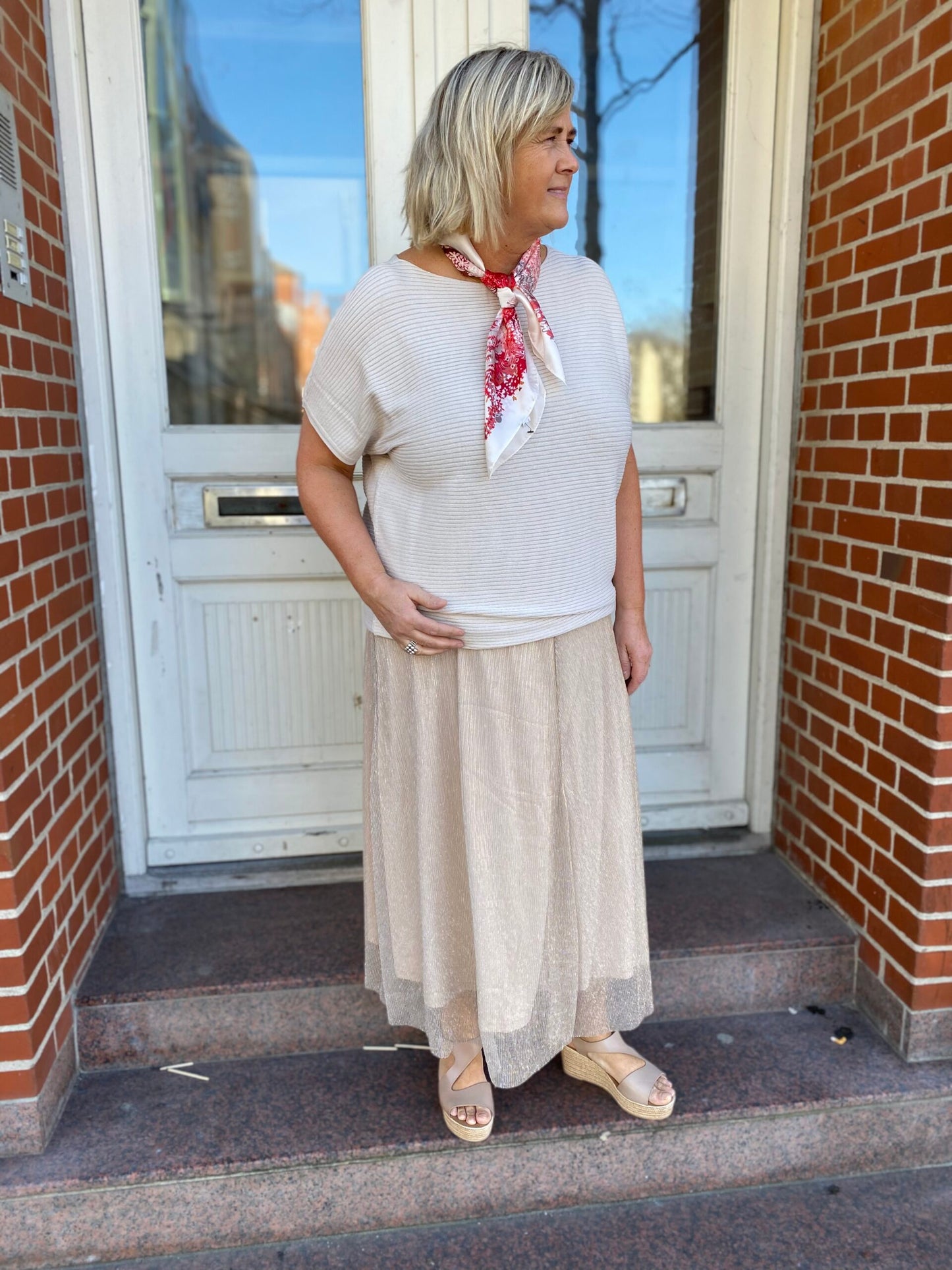 janni med bluse og lang glitrende nederdel. ONLY Carmakoma CARTINGA Shine Skirt Peyote Silver Glitter