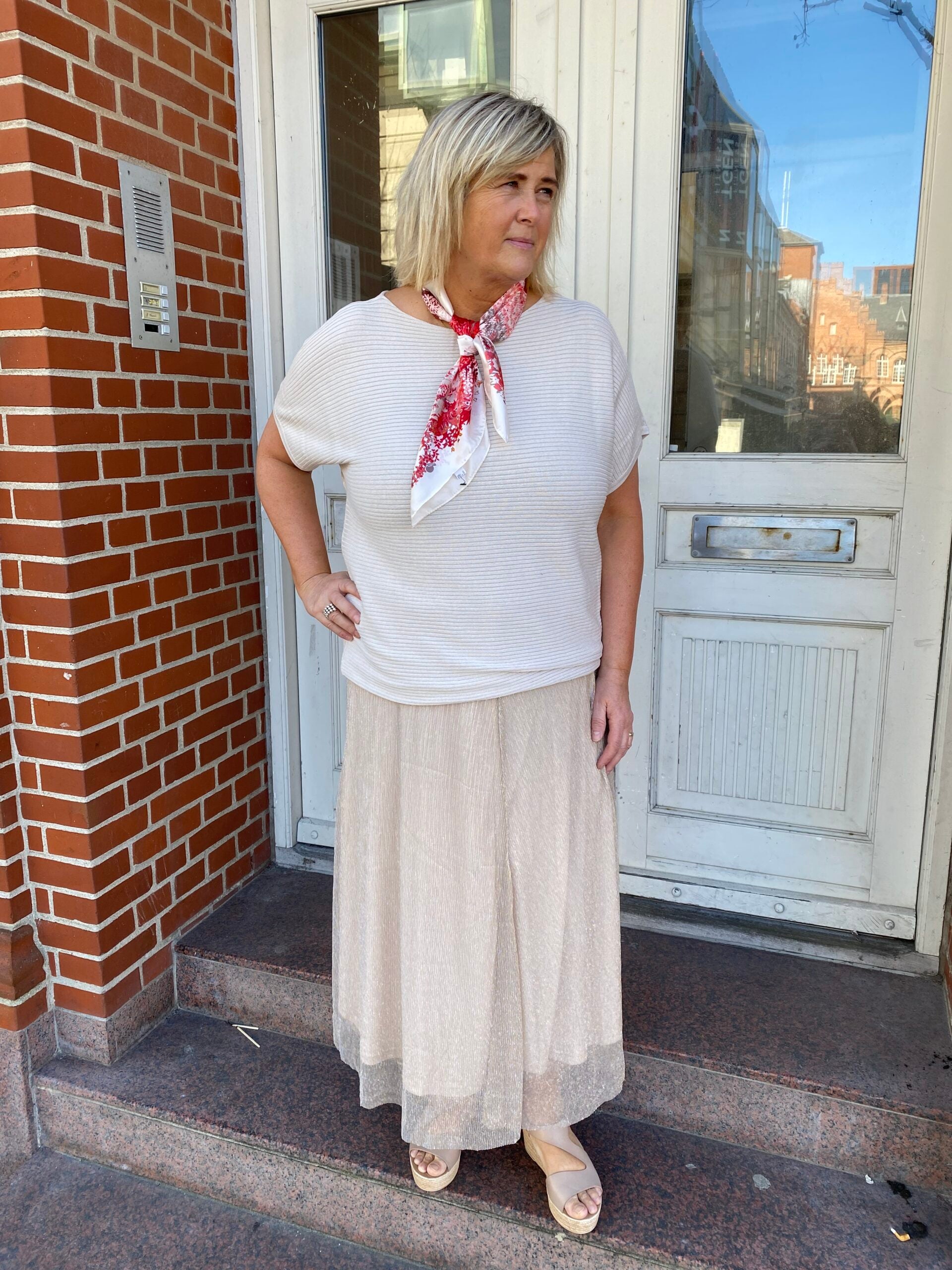 janni med lang glitrende nederdel. ONLY Carmakoma CARTINGA Shine Skirt Peyote Silver Glitter