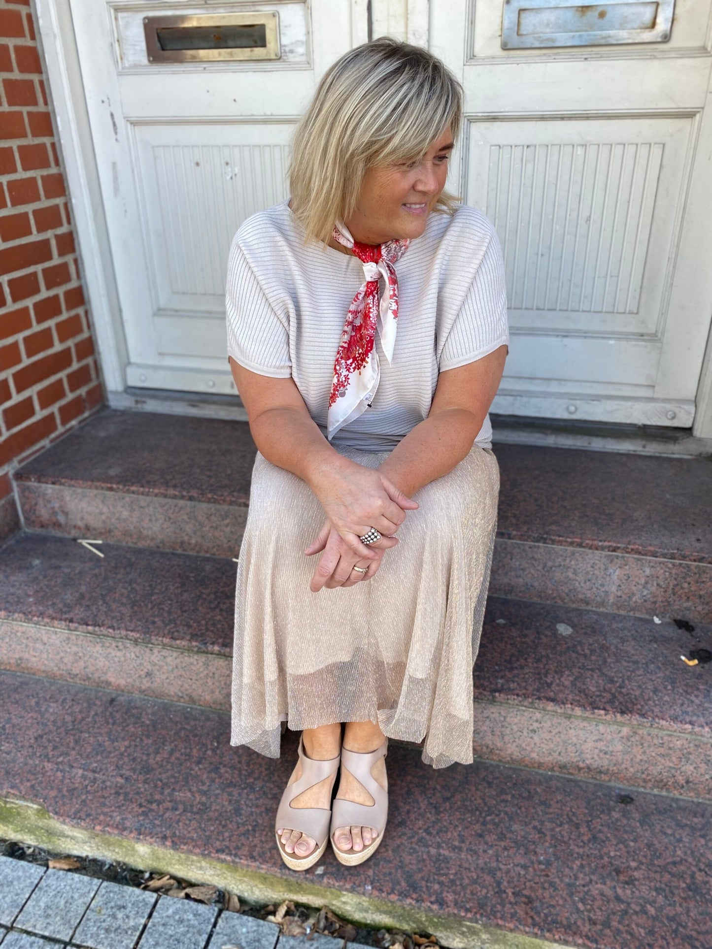 model med lang glitrende nederdel. ONLY Carmakoma CARTINGA Shine Skirt Peyote Silver Glitter