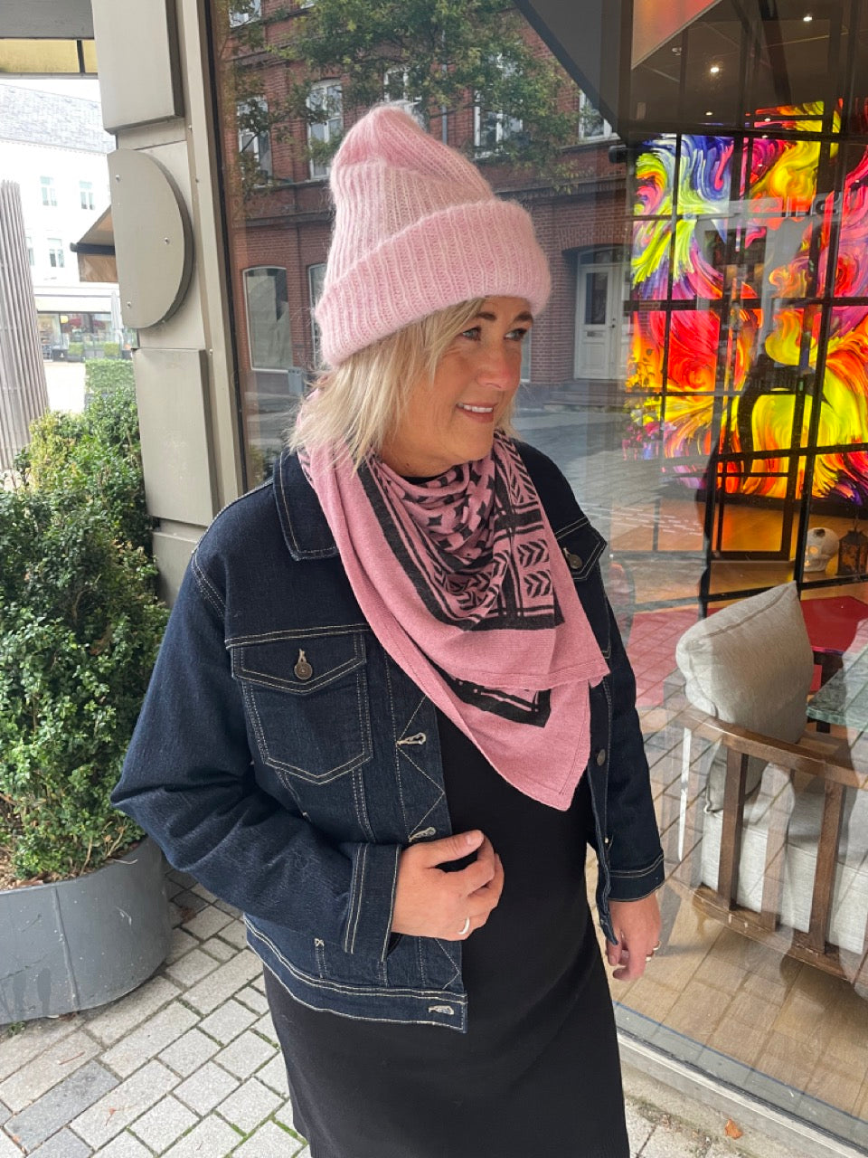 Janni med lyserød hue MSCHAnnalisa Beanie Fairy Tale