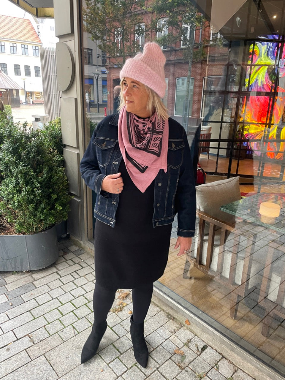 Janni i denim jakke med knappelukning og detaljer i syningen fra ONLY Carmakoma Dark Blue Denim Jacket CARWONDER DNM JACKET PIM147
