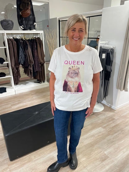 Janni i hvid t-shirt med print foran fra ONLY Carmakoma CARRETA TEE Cloud Dancer