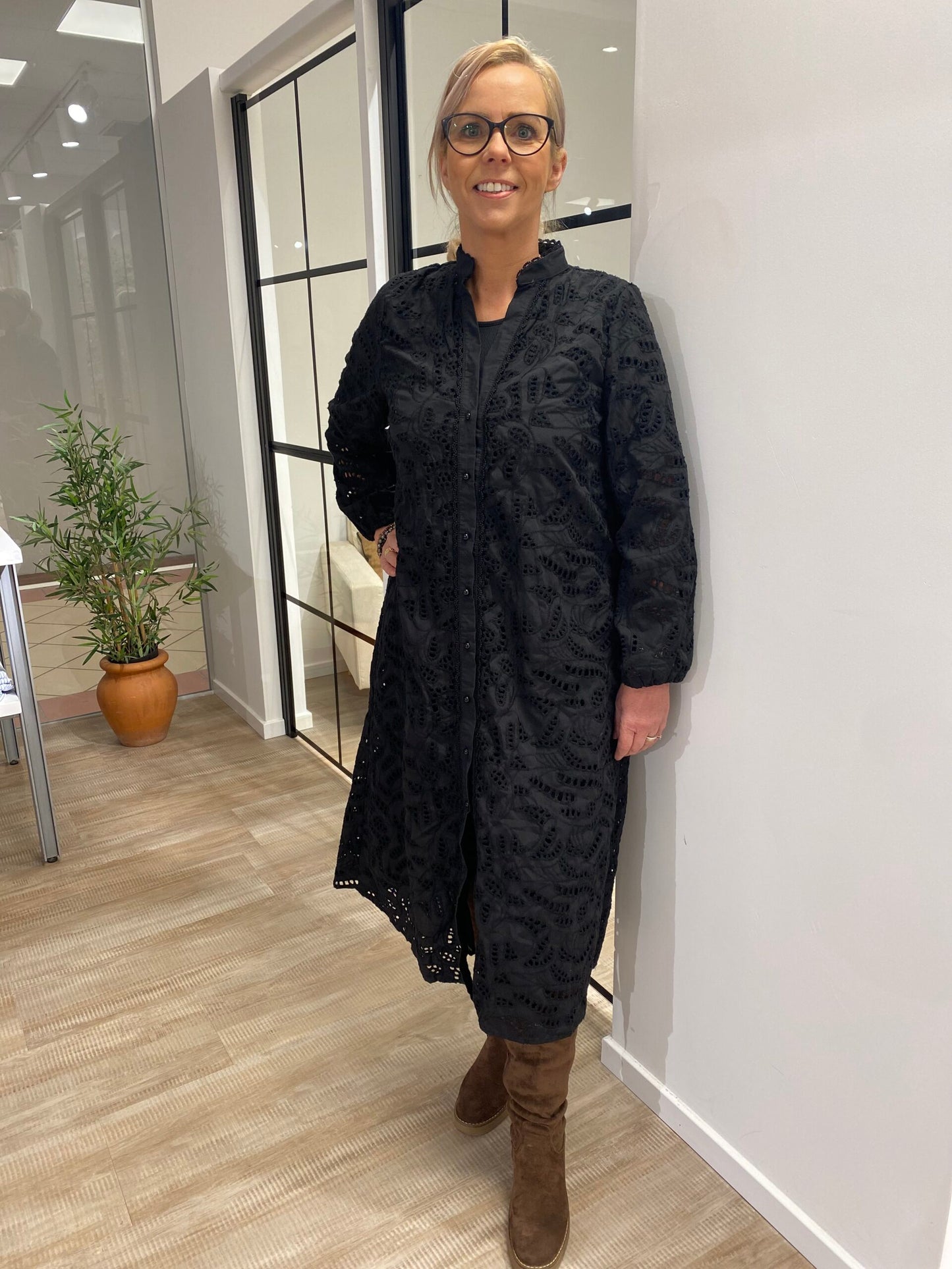 MIND by lene sort broderiangles skjorte kjole