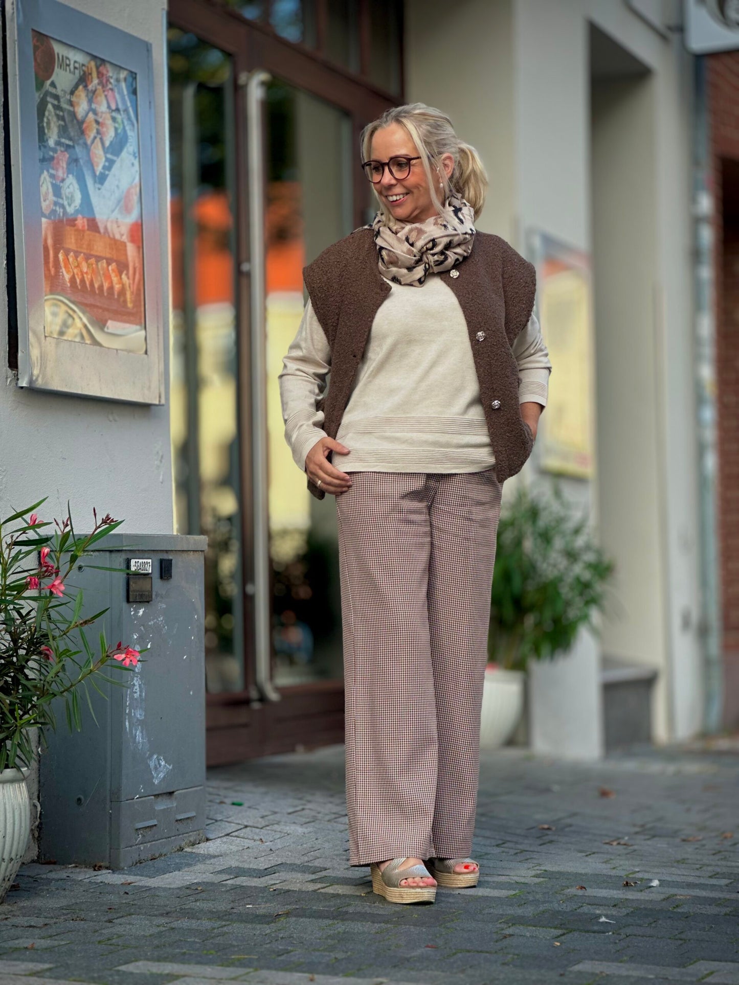 Lene med hvid strik, brun vest og brune ternede bukser