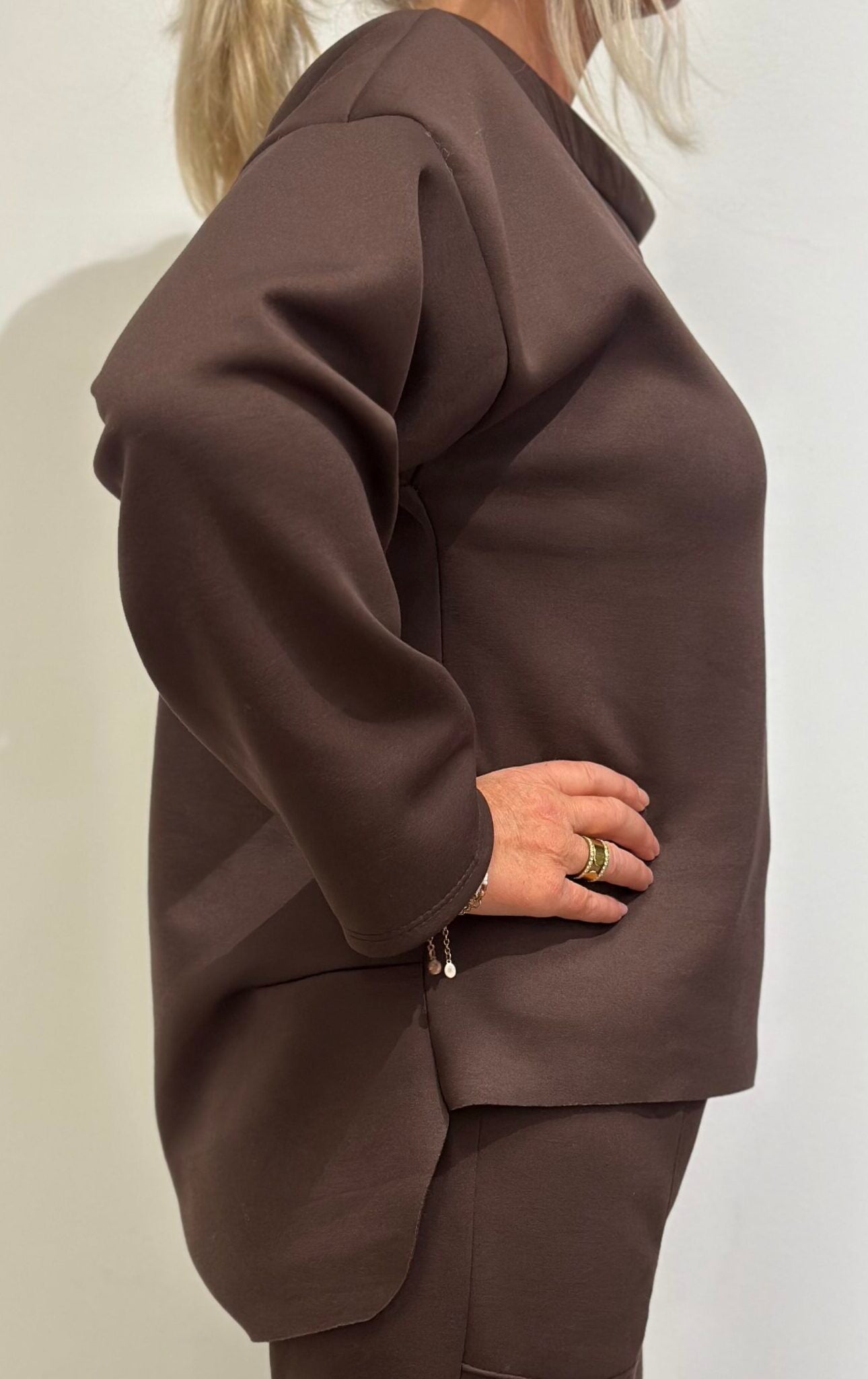 MIND by lene bluse længere bagpå | brun