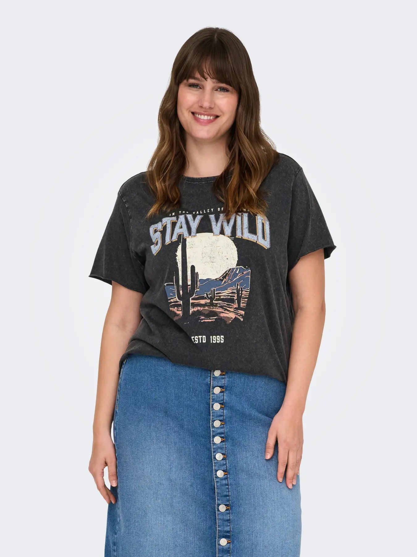 model med grå t-shirt med print ONLY Carmakoma CARLUCY Top Black Texana wild