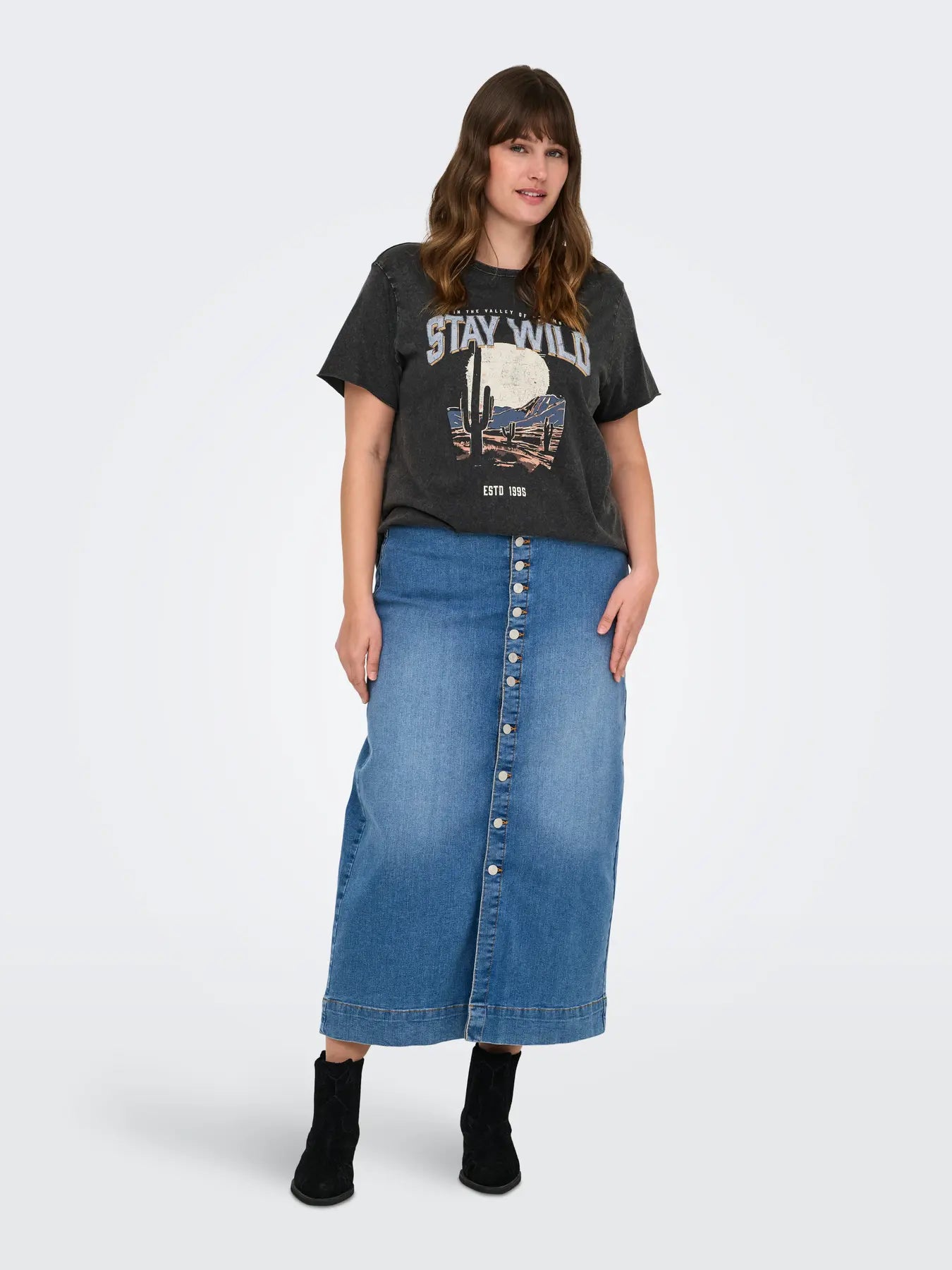 model med denimnederdel og grå t-shirt med print ONLY Carmakoma CARLUCY Top Black Texana wild